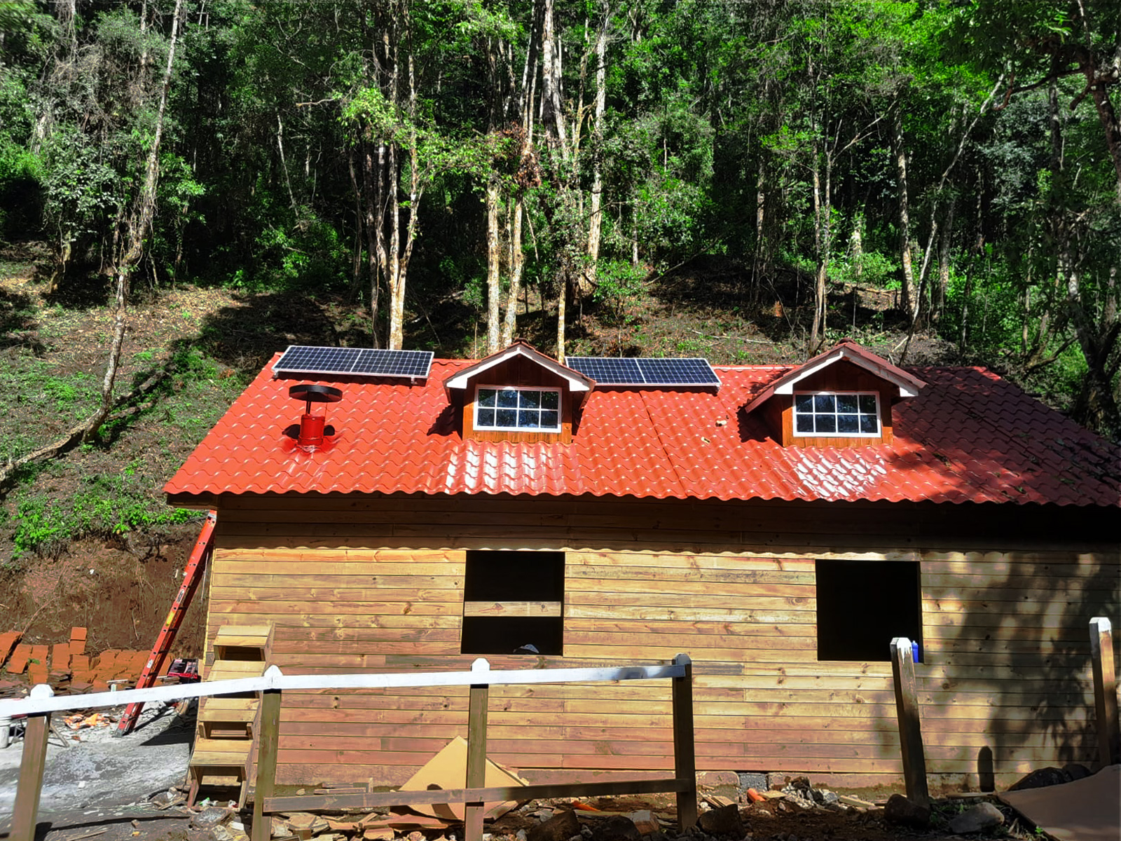 Instalacion 4 de Sistema Aislado 1 kWh al día 200W