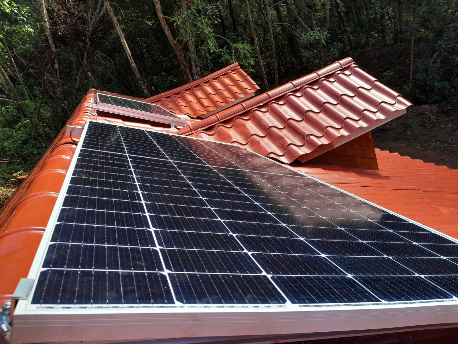 Instalacion 1 de Sistema Aislado 2.4 kWh al día 615W