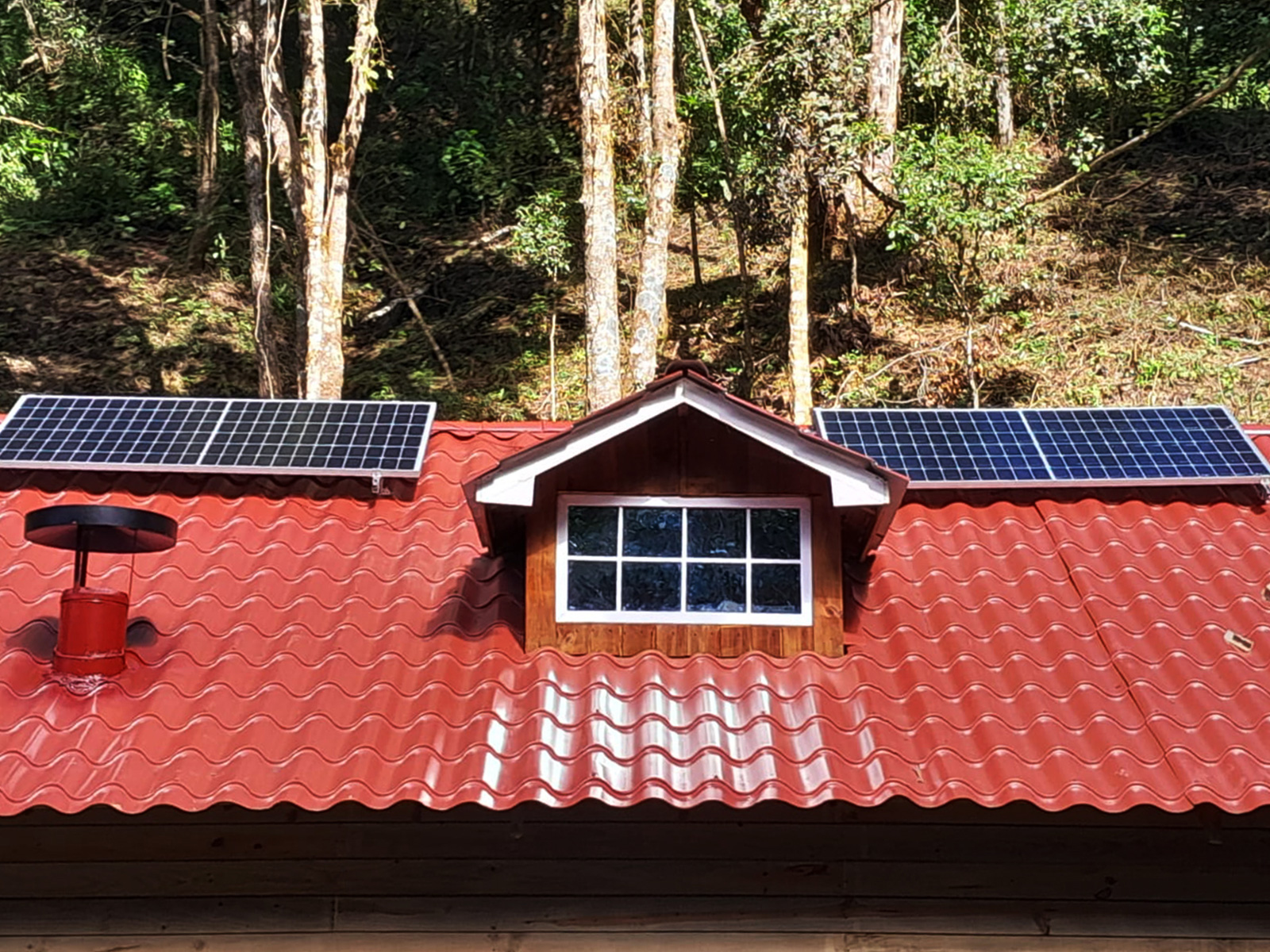 Instalacion 3 de Sistema Aislado 4.8 kWh al día 615W