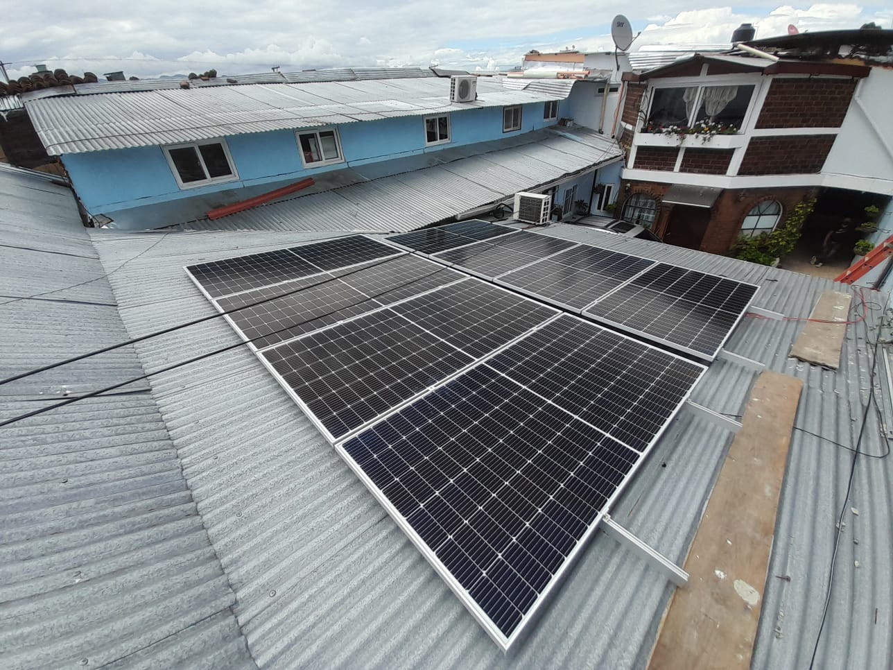 Instalacion 1 de Sistema atado a la red Trifásico 880 kWh al mes / 10K- LV - 650W