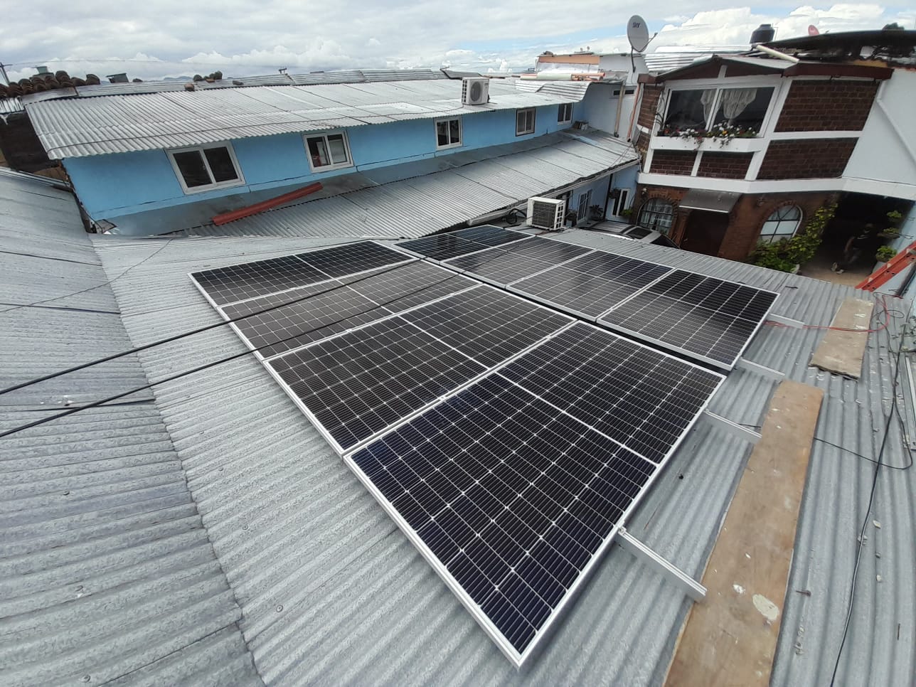 Instalacion 1 de Sistema Atado a la Red Trifásico 1050 kWh al mes / 10K-LV-550W